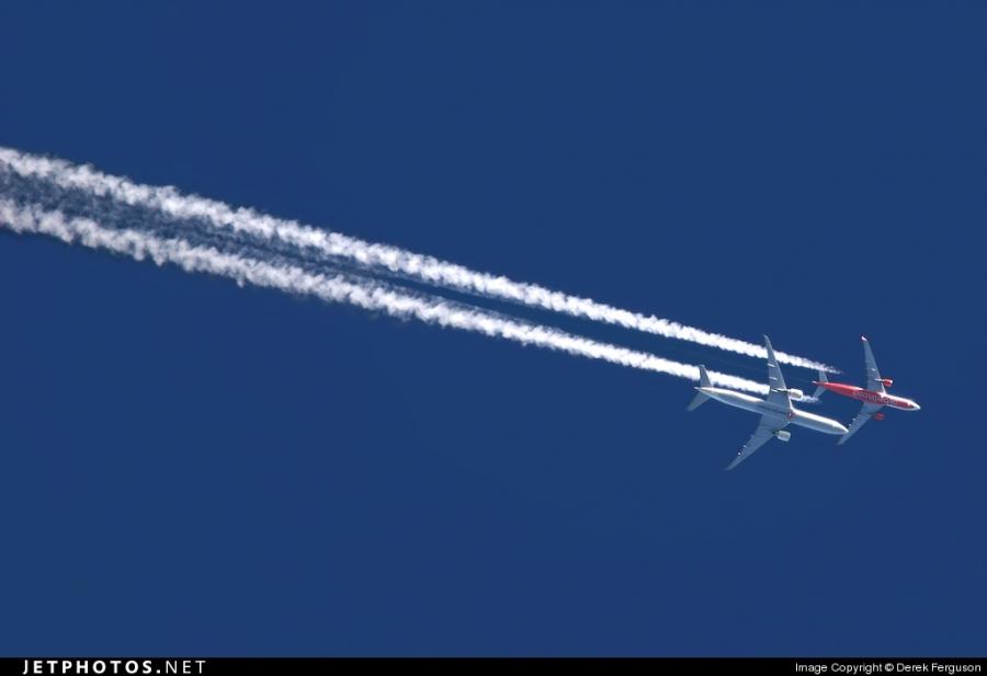 The Boeing 777, Turkish.

 Airbus A330 AirBerlin

The interval height of 6,000 ft (1 829 meters). Aircraft flying in Reznikovich. The one who flies above the condensation trail formed, another doesn't.
Translated by «Yandex.Translator»