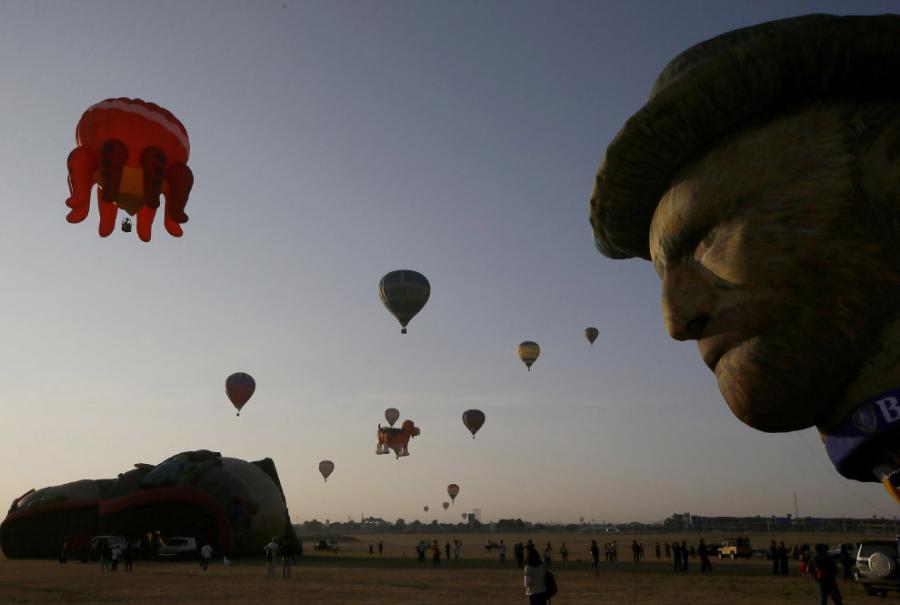 12 февраля 2015 к северу от Манилы стартовал ежегодный Международный фестиваль воздушных шаров на Филиппинах.

Оболочкам воздушных шаров запросто можно придавать довольно сложные формы.
