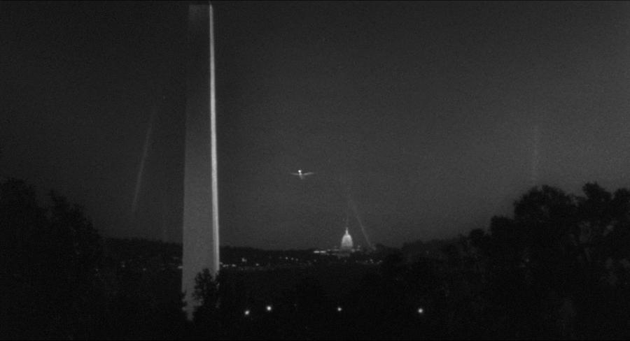 Гигантский богомол в небе над Вашингтоном
