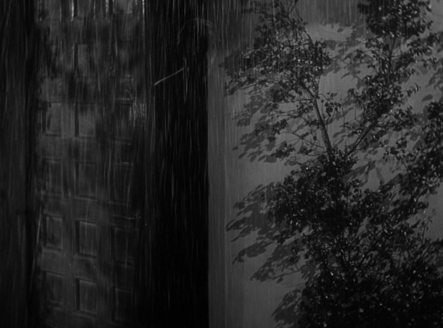 Человек-невидимка под дождем

