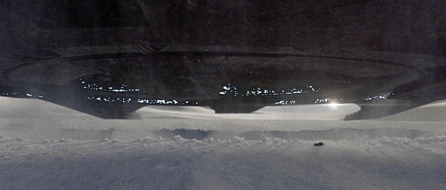 Nave espacial alienígena se levanta de debajo del hielo antártico