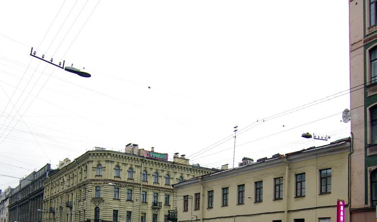 Фонари над улицей Санкт-Петербурга. Фрагмент фотографии.
